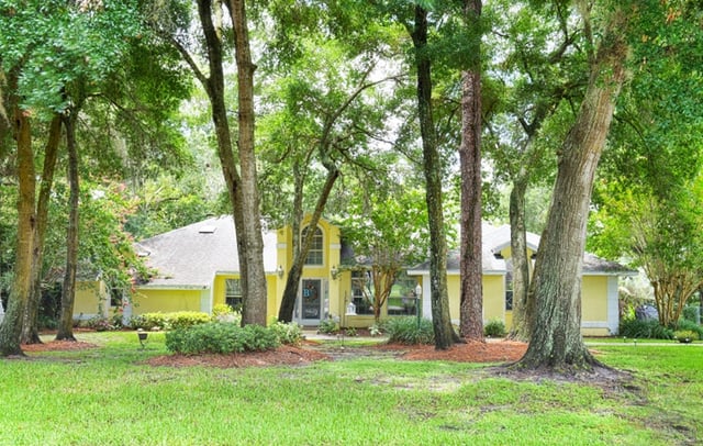 Home_for_sale_in_Fruitland_Park_Florida_lakefront.jpg
