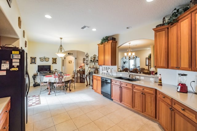kitchen_in_55_plus_community_home_for_sale_in_leesburg_florida.jpg