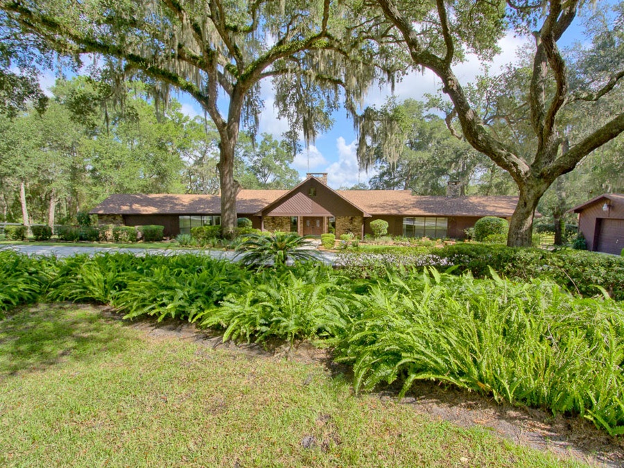 relaxing_lady_lake_florida_home_for_sale.jpg