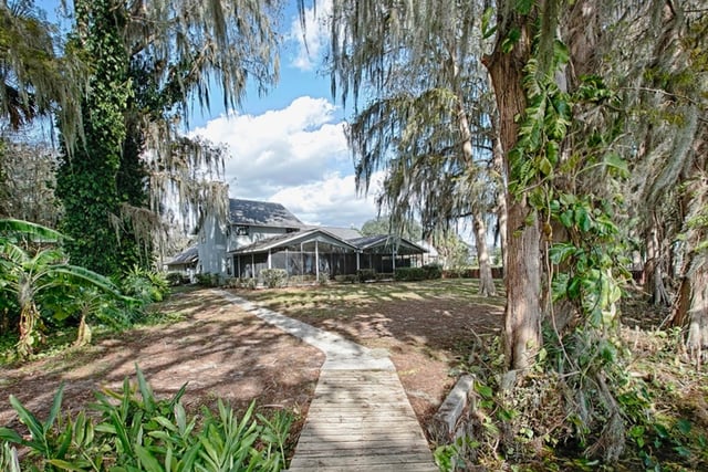 stunning_lake_home_for_sale_in_leesburg_florida_.jpg