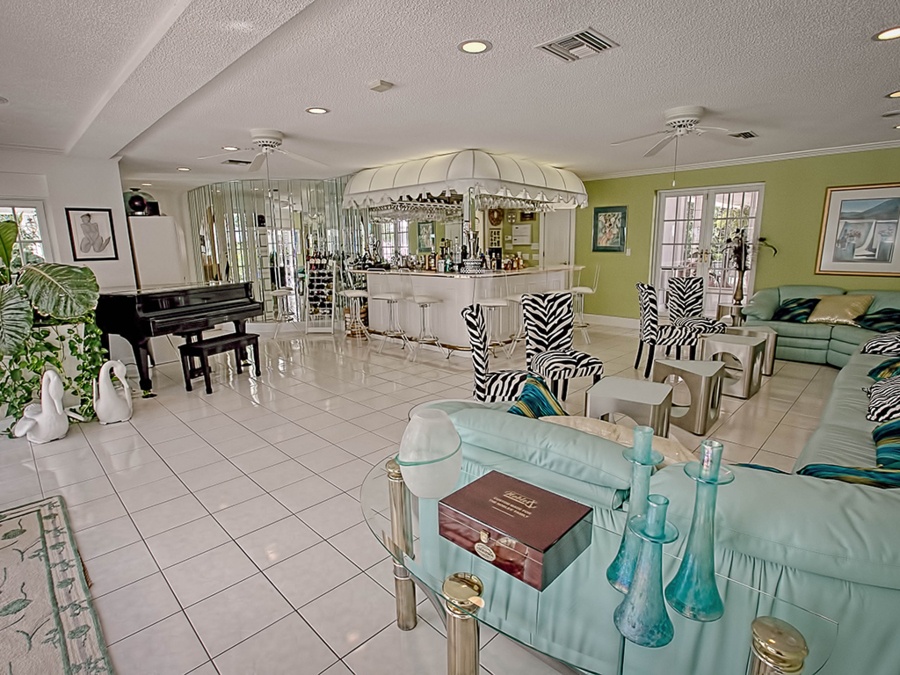 interior_bar_leesburg_florida_home_for_sale.jpg
