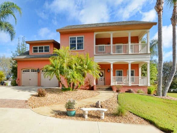 Home_for_sale_in_Mount_Dora_near_historic_downtown.jpg