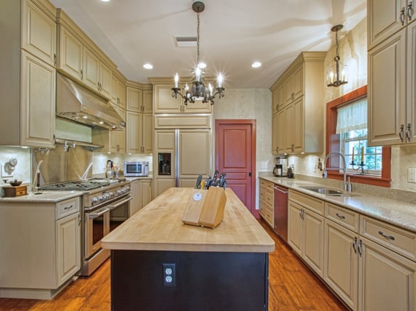 Kitchen_in_Mount_Dora_Florida_home_for_sale.jpg