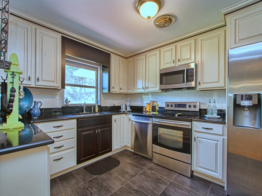 kitchen_in_downtown_mount_dora_florida_home_for_sale.jpg