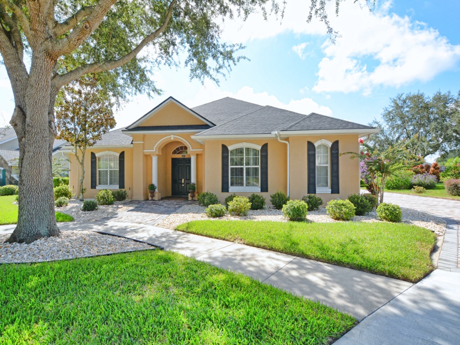 Front_of_Mount_Dora_Florida_home_for_sale.jpg