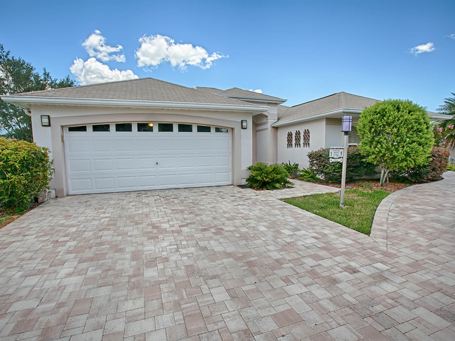front_of_home_for_sale_in_retirement_community_the_villages_florida.jpg