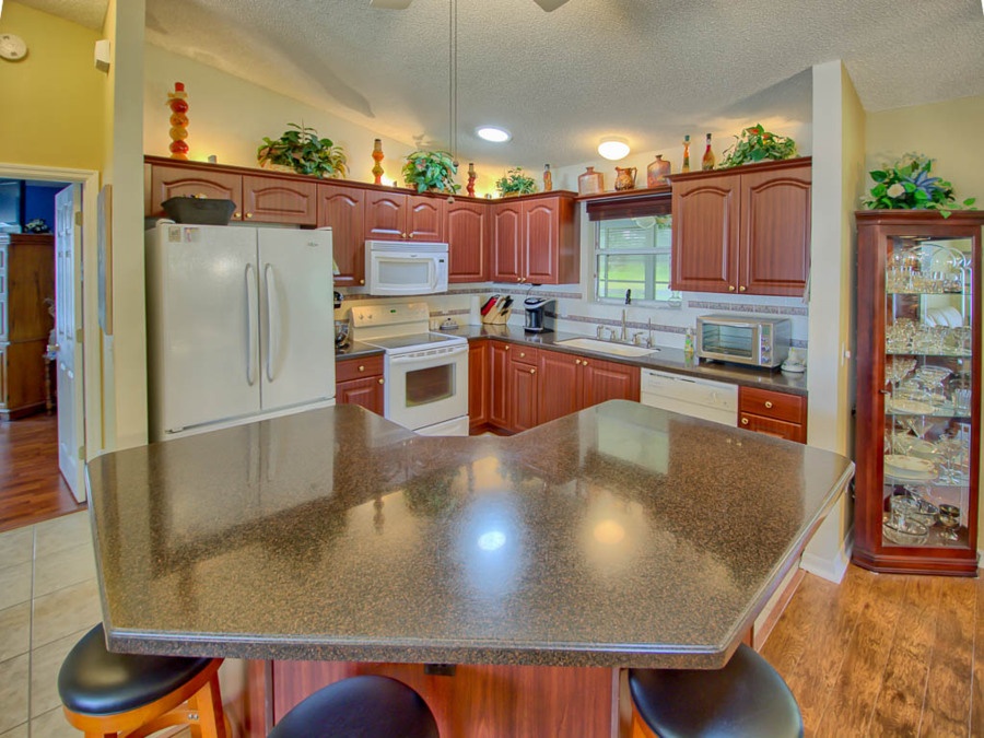 kitchen_in_villages_home_for_sale.jpg