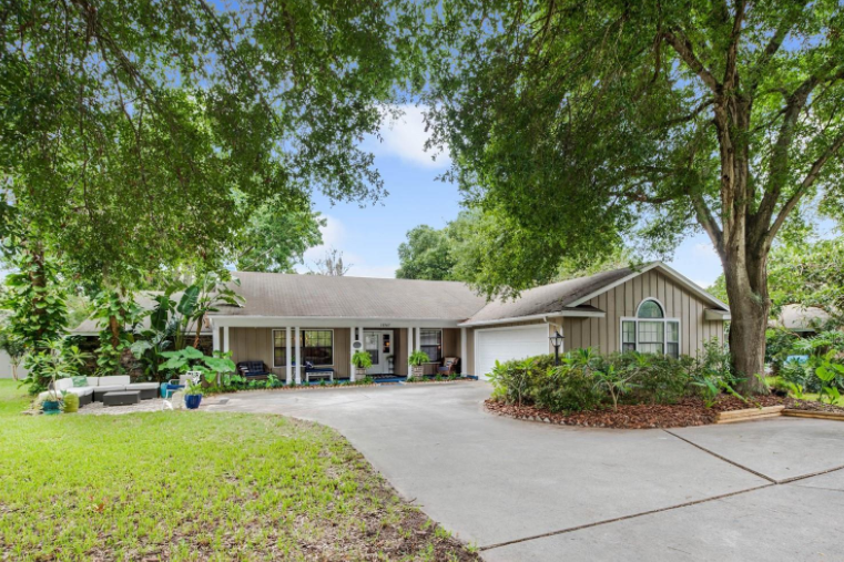 Leesburg, FL Home for Sale Top Location, Home Features & more