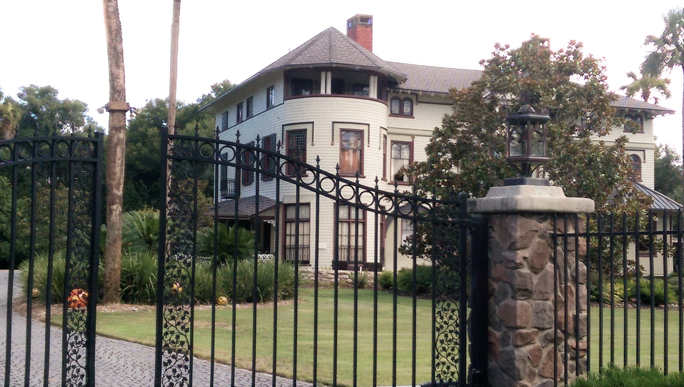 Stetson_Mansion_Front_Gate-1